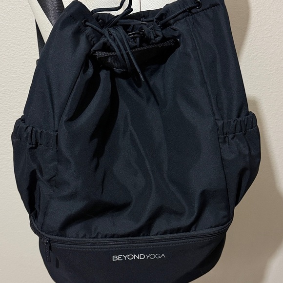 Beyond Yoga Convertible Gym Bag Backpack Black Studio Yoga - Picture 3 of 6